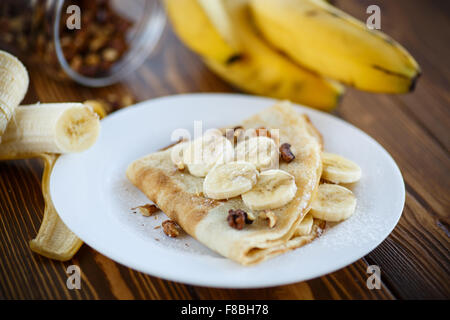 süße Pfannkuchen mit Bananen und Nüssen Stockfoto