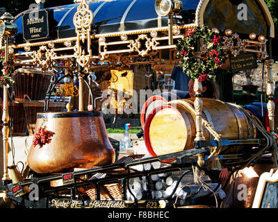 Costermonger Stil Karren an Winchester Kathedrale Weihnachtsmarkt im Dezember 2015 Verkauf von Donuts und Glühwein. Stockfoto