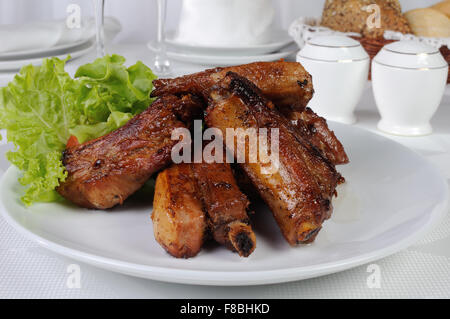 Schweinerippchen in Honig und Soja-Sauce mit Knoblauch Stockfoto