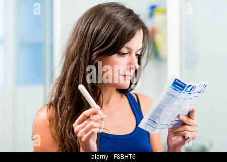 Teenager-Mädchen Tampons Anweisungen Blatt zu lesen. Stockfoto