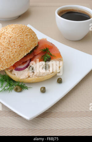 Sandwich mit cremiger Pasta und Lachs, Kapern Stockfoto