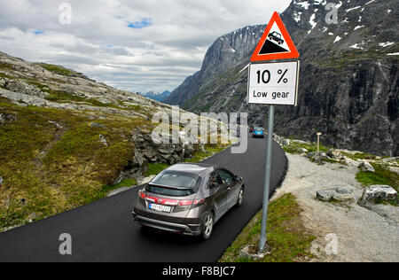 Autos mit einem Warnhinweis zu unterzeichnen vor einem steilen Hang auf die Bergstraße Trollstigen, Møre Og Romsdal, Westnorwegen, Norwegen Stockfoto