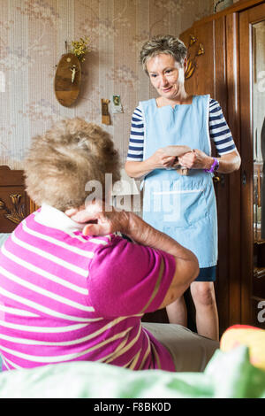 Pflege zu Hause Hilfe Unterstützung Seniorin, Dordogne, Frankreich. Stockfoto