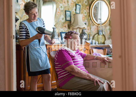 Pflege zu Hause Hilfe Unterstützung Seniorin, Dordogne, Frankreich. Stockfoto