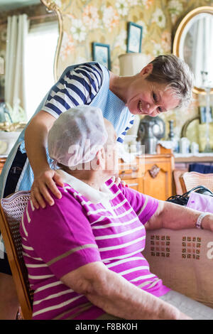 Pflege zu Hause Hilfe Unterstützung Seniorin, Dordogne, Frankreich. Stockfoto