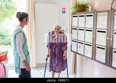 97 jährige Frau Leben in einer Residenz für unabhängige Senioren, Dordogne, Frankreich. Stockfoto