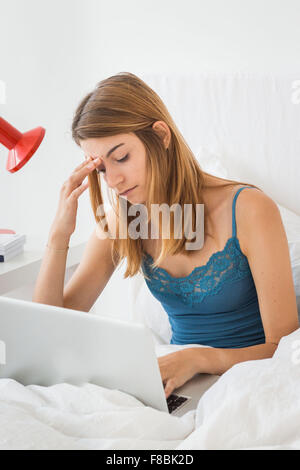 Junge Frau mit Laptop. Stockfoto