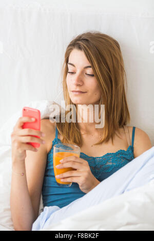 Frau mit einem Iphone®. Stockfoto