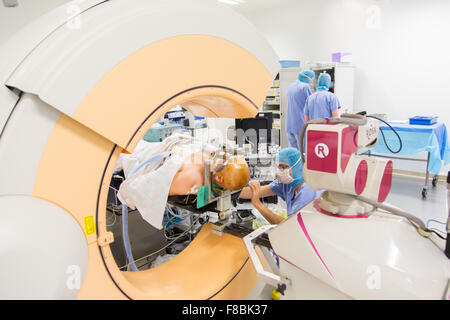 Chirurgische Behandlung der Parkinson-Krankheit durch tiefe Hirnstimulation mit Rosa® Roboter, Krankenhaus in Amiens, Frankreich. Stockfoto