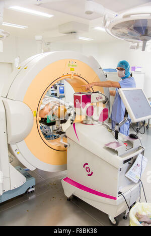 Chirurgische Behandlung der Parkinson-Krankheit durch tiefe Hirnstimulation mit Rosa® Roboter, Krankenhaus in Amiens, Frankreich. Stockfoto