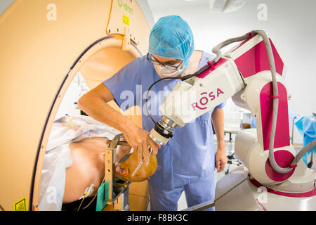Chirurgische Behandlung der Parkinson-Krankheit durch tiefe Hirnstimulation mit Rosa® Roboter, Krankenhaus in Amiens, Frankreich. Stockfoto