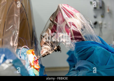 Chirurgische Behandlung der Parkinson-Krankheit durch tiefe Hirnstimulation mit Rosa® Roboter, Krankenhaus in Amiens, Frankreich. Stockfoto