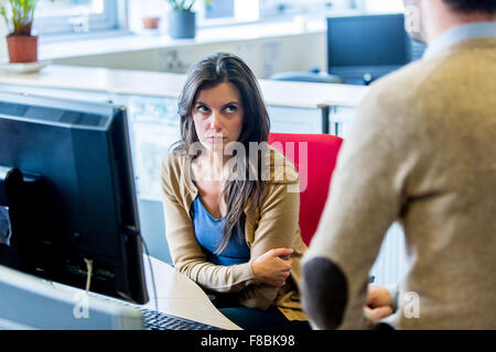 Gestresste Frau bei der Arbeit. Stockfoto