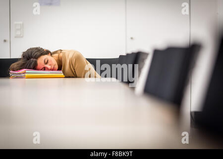 Müde Frau bei der Arbeit. Stockfoto