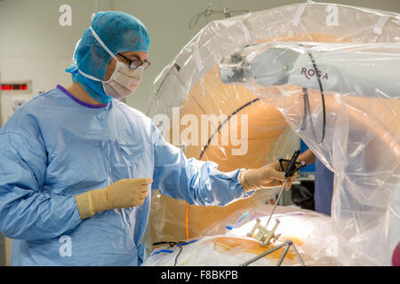 Patient erhält intervertebralen Scheibe Prothese Bandscheibenvorfall mit ROSA Spine® Robot, Amiens Krankenhaus behandeln Frankreich. Stockfoto