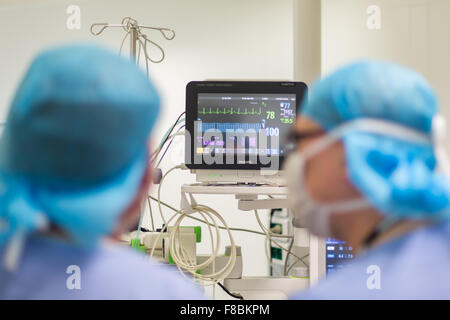 Chirurgische Monitore verwendet wird, um die Vitalfunktionen des Patienten während einer Operation zu verfolgen. Stockfoto
