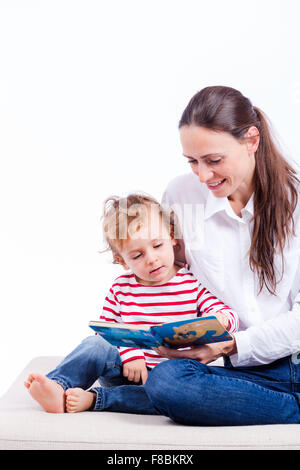 Mutter und Sohn lesen. Stockfoto