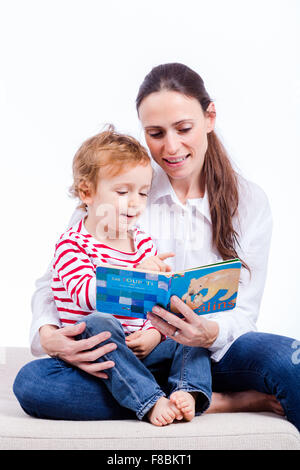 Mutter und Sohn lesen. Stockfoto