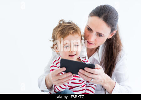 2 jähriger Junge mit Handy. Stockfoto