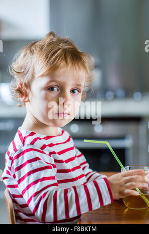 2 jähriger Junge Fruchtsaft zu trinken. Stockfoto