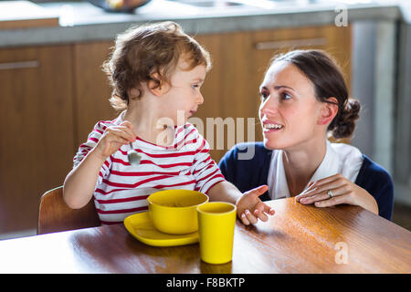 24 Monate altes Baby Mädchen alleine essen. Unabhängigkeit-Training. Stockfoto