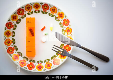 Medizin und Pillbox in einer Platte. Stockfoto