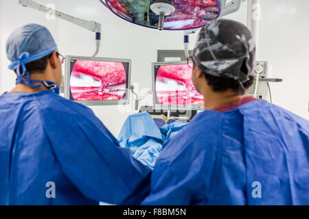 OP-Team Prostatektomie (Prostata Ablation) unter eingesetzten durchführen. Stockfoto