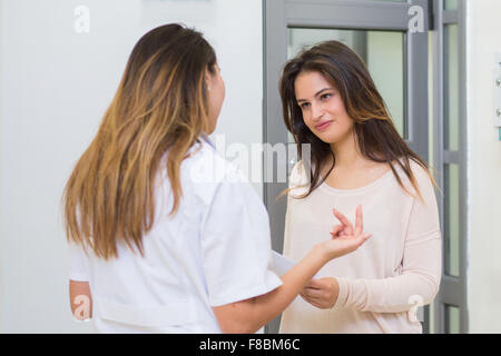 Aufnahme eines Patienten in einer Privatklinik. Stockfoto