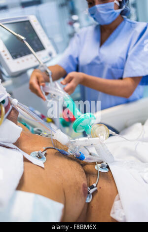 Krankenschwester mit einem Patienten unter Unterstützung der Atmung. Intensivmedizin-Abteilung. Stockfoto