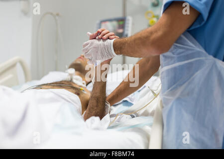 Physiotherapeuten mit einem Patienten im Koma, Intensive Care-Abteilung. Stockfoto