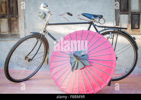 Altes Oldtimer Fahrrad und Papier Schirm, stock Foto Stockfoto