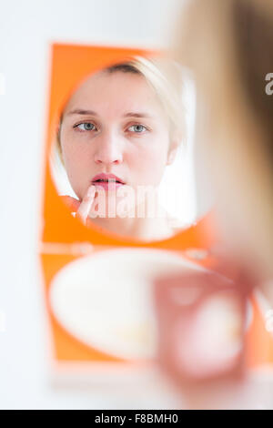 Junge Frau mit Finger auf die Lippen. Stockfoto