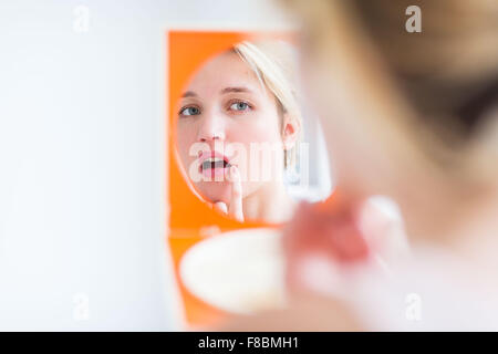 Junge Frau mit Finger auf die Lippen. Stockfoto