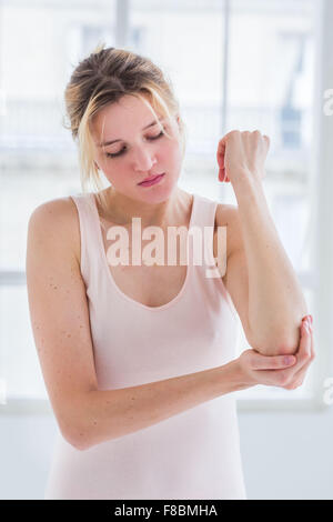 Frau leidet Schmerzen im Ellbogen. Stockfoto