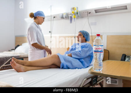 Frau im Krankenhaus in einem privaten Krankenhaus in Tunesien. Stockfoto