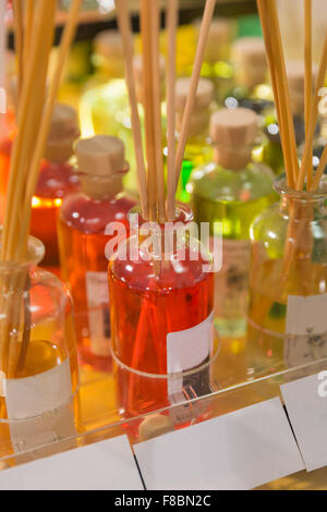 Einige Duft in kleine Glasflasche mit stick Stockfoto