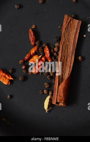 Zutaten für eine hausgemachte Garam Masala Gewürzmischung Stockfoto