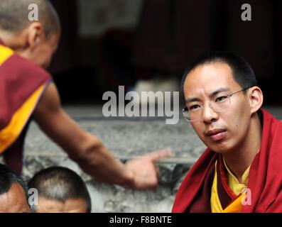 Korrektur der Lage der Dienstag zeigt Feier (151208)--Peking, 8. Dezember 2015 (Xinhua)--die Datei Foto aufgenommen am 23. Juni 2010 der 11. Panchen Lama, Bainqen Erdini Qoigyijabu, Teilnahme an einer buddhistischen Schriften Debatte auf Tashilhunpo Kloster in Xigaze, Südwest-China Tibet autonome Region. Feierlichkeiten fanden in Xigaze, Südwest-China Tibet autonome Region, am Dienstag, den 20. Jahrestag der Inthronisation des Bainqen Erdini Qoigyijabu, der 11. Panchen Lama, eines der beiden am meisten verehrten "lebenden Buddhas" im tibetischen Buddhismus statt. (Xinhua/Chogo) (Mcg) Stockfoto