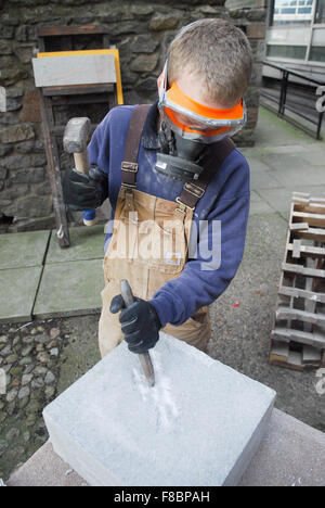 Man arbeitet auf Granit in Aberdeen auf 2. Mai 2011. Stockfoto