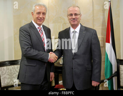 Ramallah, Westjordanland, Palästinensische Gebiete. 8. Dezember 2015. Palästinensische Ministerpräsident Rami Hamdallah trifft Bundespräsident des Bundesrates und Ministerpräsident von Sachsen, Stanislaw Tillich in der Westbank Ramallah am 8. Dezember 2015 Credit: Premierminister Büro/APA Bilder/ZUMA Draht/Alamy Live News Stockfoto