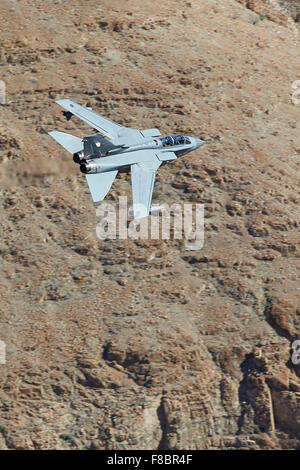 Königliche Luftwaffe Tornado GR4 Kampfjet fliegen in der Nähe das Gelände In einem Tal, Wüste. Stockfoto