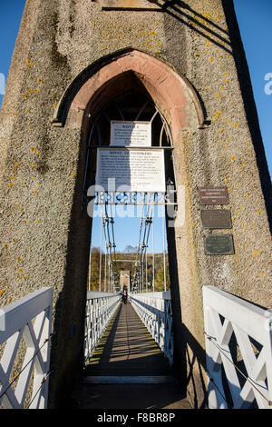 Route der Southern Upland Way über Freiheitsbrücke Fußgängerbrücke über den Fluss Tweed. Melrose, Scottish Borders, Schottland, Großbritannien, Großbritannien Stockfoto