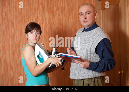 Sammler wird versuchen, die Schulden von Frau Stockfoto