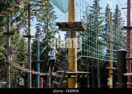 Zwei Mädchen auf Trollandia Highwire Park Seilbahn und Hindernis-Parcours. Tatra-Grafschaft Berg Gubalowka, Zakopane, Polen Stockfoto