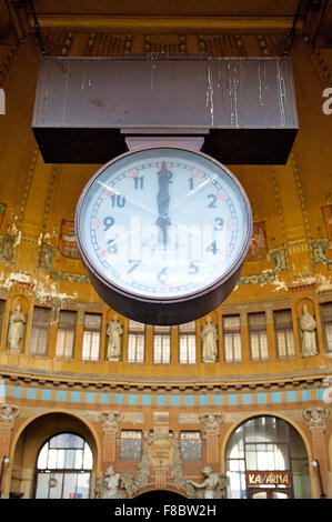 Die Uhr an der schönen, traditionellen, alten Hauptbahnhof Praha Hlavni Nadrazi in Prag, Tschechische Republik, Europa. Stockfoto