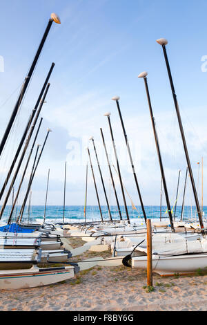 Segelboote lag auf den Sandstrand von Calafell, Küste des Mittelmeeres, Katalonien, Spanien Stockfoto