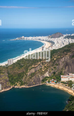 Luftaufnahme von Rio mit Copacabana-Strand und Praia Vermelha gesehen vom Zuckerhut, Rio De Janeiro, Brasilien Stockfoto