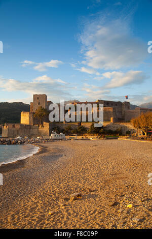 Das Château Royal de Collioure und Collioure Strand bei Sonnenaufgang. Stockfoto