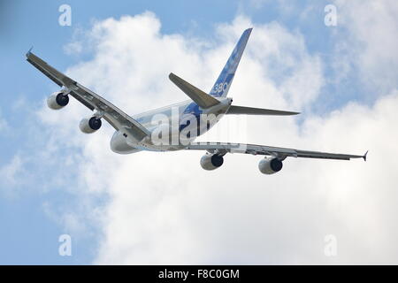 Ein Airbus A380-800 mit seiner Wendigkeit auf der Farnborough Air Show 2014 Stockfoto