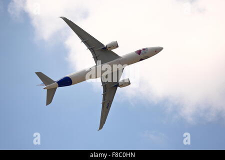 Ein Airbus A350 zeigt seine Agilität auf der Farnborough Air Show 2014 Stockfoto